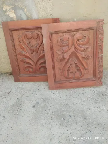Porta em madeira entalhada