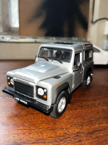 Land Rover Defender 90 1:24 - miniatura 