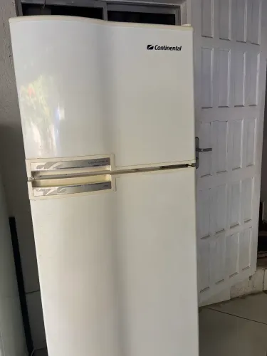 Vendo uma geladeira continental 