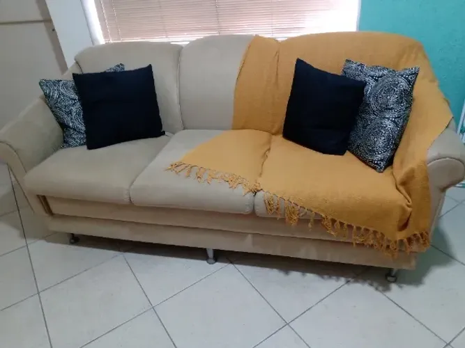 Sofá 3 lugares na Cor Bege (Sem a Manta e Almofadas) Obs.: Não faço entrega