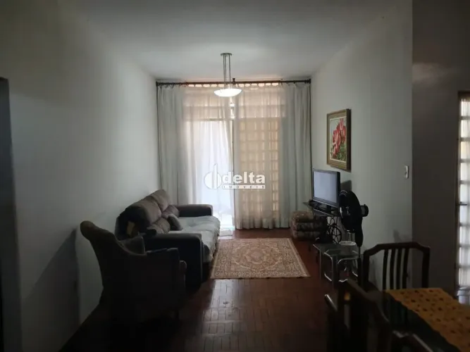 Casa com 3 quartos sendo 1 suíte disponível para venda no bairro Tabajaras em Uberlândia-M