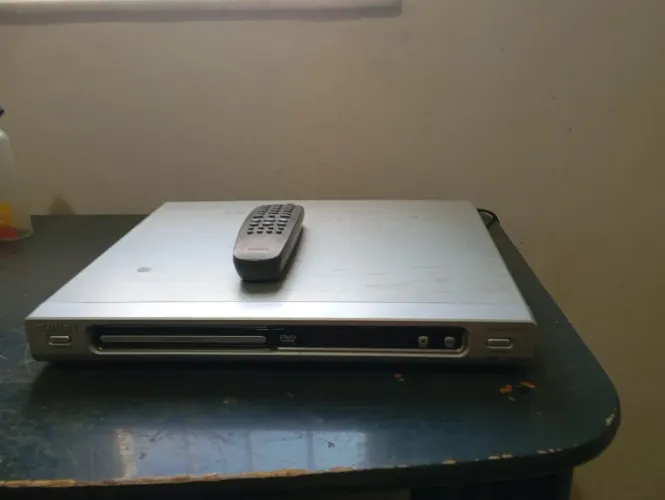 DVD Player Phillips com controle remoto - com defeito