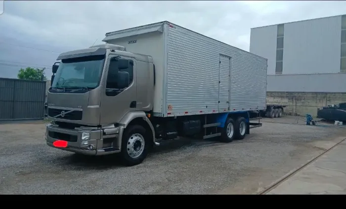 Volvo VM 260 2011 Baú Motor Novo