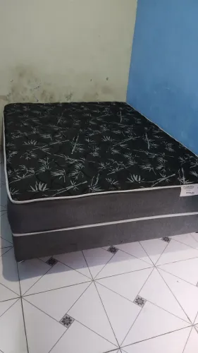 Cama casal, solteiro e mesa de plástico com duas cadeiras 