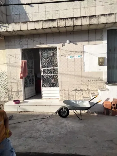 ( V,T ) casa em travessa no clima bom.