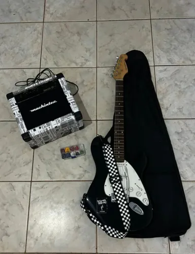 Kit Guitarra Giannini Stratocaster + Amplificador Mackintec + Acessórios