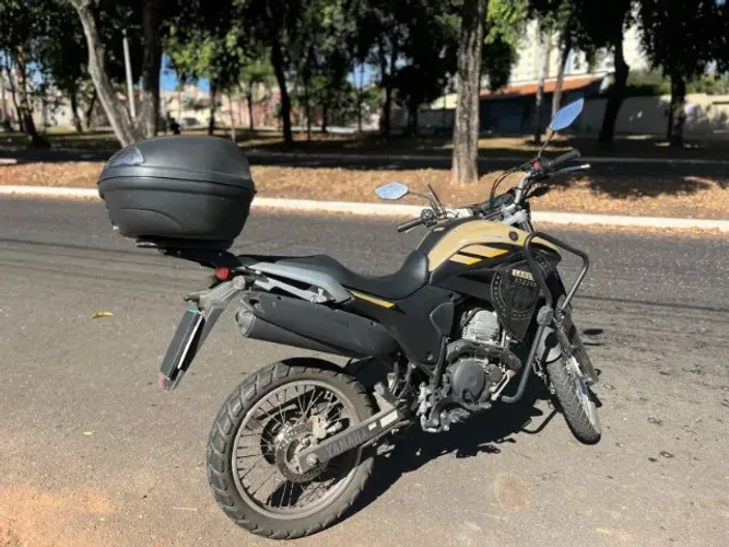 XTZ 250 Lander 2023 - 9mil km -  Zero arranhão - Inclui baú, escapamento e prot. carenagem