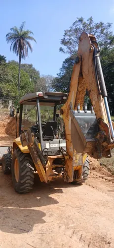 Vendo retroescavadeira b90b tração 4/2 ano 2012
