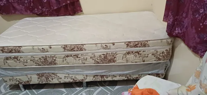 Vendo cama, sofa, sala de jantar, pra pagar o meu aluguel água e luz