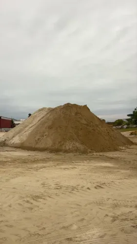 Areia e argamassa.