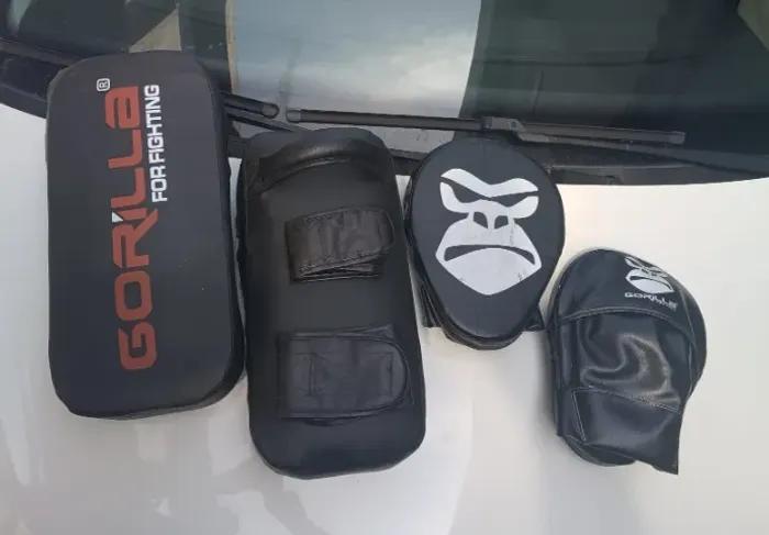 Aparador De Chute + Manopla De Foco Kit Muay Thai e CANELEIRA - Gorilla