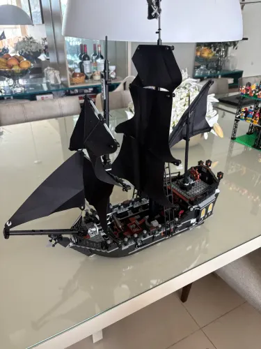Navio em Lego piratas do Caribe.