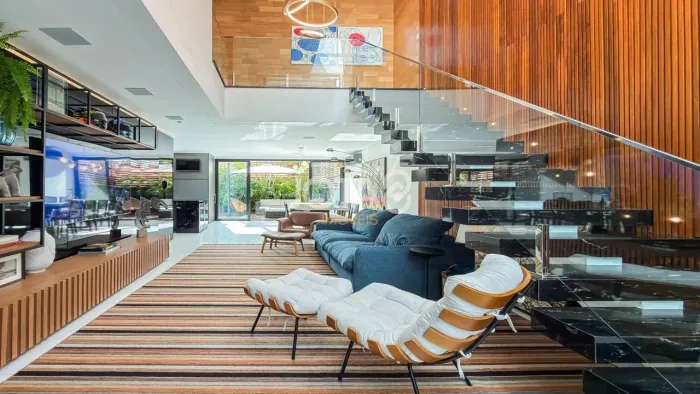 CASA EM CONDOMÍNIO COM 3 SUÍTES EM SANTA FELICIDADE Casa Em Condomínio Com 3 Suítes e 4 Va