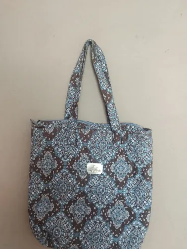 Bolsa Ecobag com padrão arabesco, zíper e bolsos internos. EM PERFEITO ESTADO.