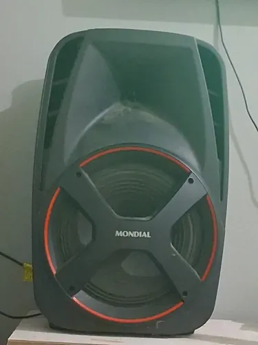Vendo caixa de som 550 Wts semi nova 