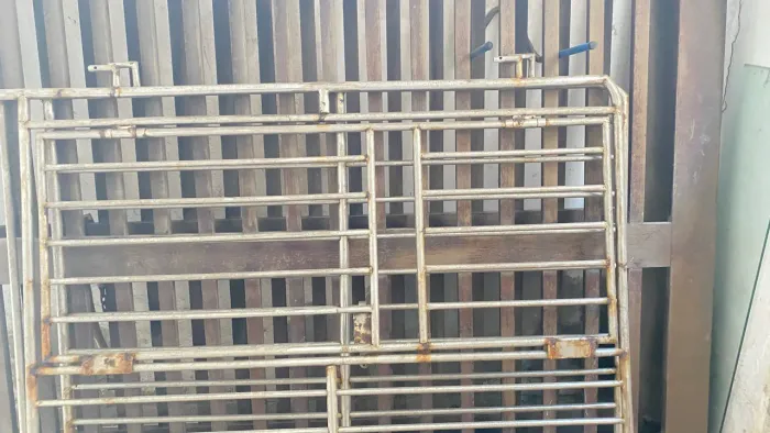Portão em aço inox.
