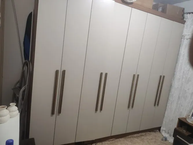 VENDO GUARDA ROUPA 8 PORTAS E 6 GAVETAS INTERNAS