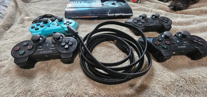 PlayStation 3 acompanha 3 controles hd de 1tb lotado de jogos