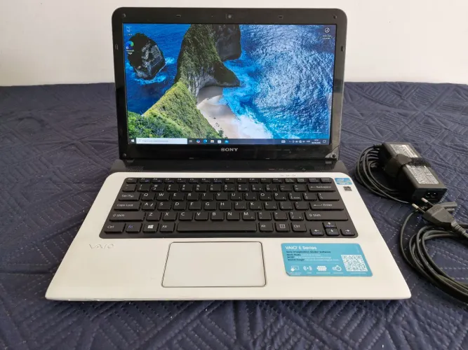 Vende-se Notebook VAIO i3