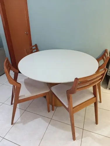Jogo de mesa e cadeiras