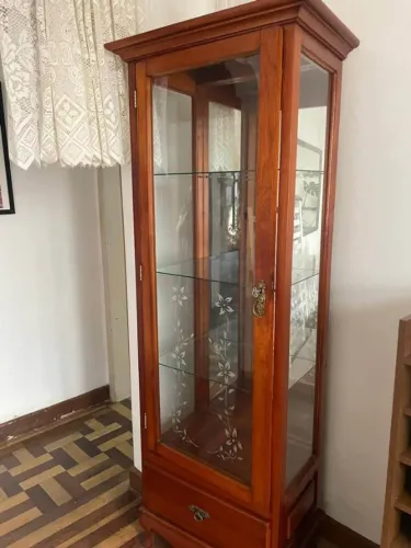 Cristaleira de Vidro e Madeira Antique com uma Porta e 1 Gaveta e Espelho
