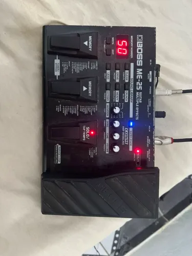 Pedaleira de guitarra BOSS ME-25 / caixa de som amplificada / guitarra TAGIMA