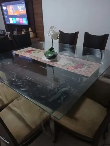 Mesa de jantar de vidro com base em madeira - 8 lugares