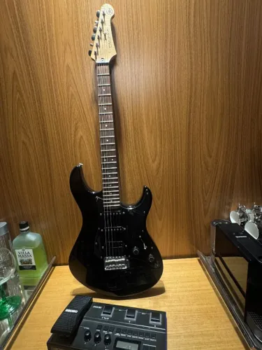 Guitarra YAMAHA e Pedaleira Boss GT1
