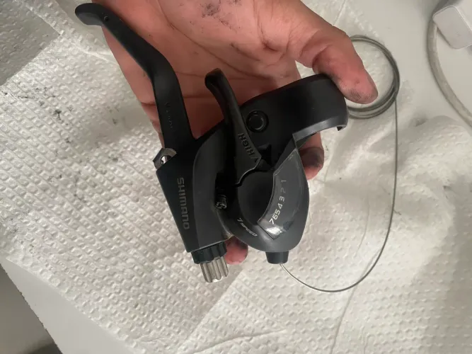 câmbio, freio com passador integrado e catraca shimano