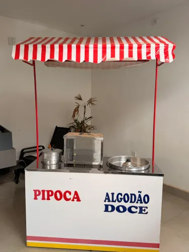 Pipoqueira e algodão doce com fogão, mesa e tenda