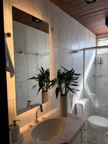 Espelho em vidro cristal incolor com estrutura metálica e fita de LED med. 50x100cm
