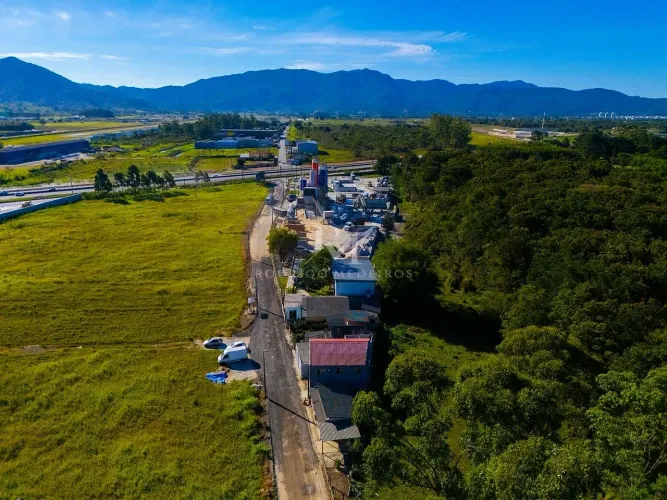 Terreno com frente para a BR-101 em Porto Belo SC