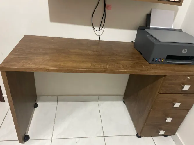 Mesa para computador/escritório com 4 gavetas - Ótimo estado