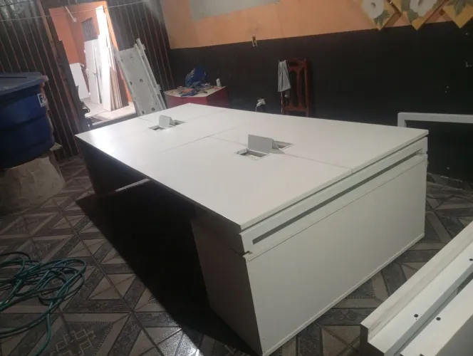 4 mesas acopladas para escritório ótimo estado para uso bom preço.