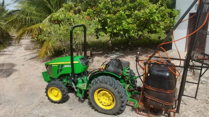 granja com 9 hectares plantada de coqueiros e banana de porteira fechada R$12 mil por mês