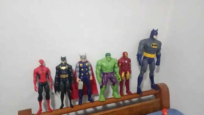 Bonecos DC, Marvel, Max Steel, dinosauros e Lucas neto 