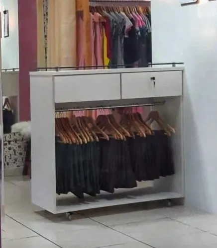 balcão de MDF com arara, vidro e gavetas com tranca