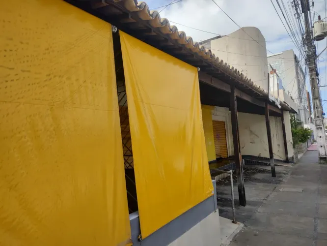 Toldos tamanhos variados.