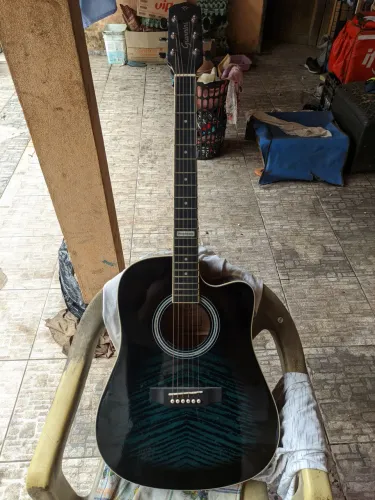 Violão Gianini elétrico com cordas de aço.