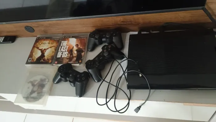 Vendo ps3 desbloqueado com 3 controles e vários jogos