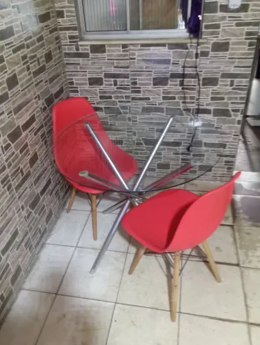 MESA TAMPOUCO DE VIDRO COM 2 CASEIRAS PÉ DE PALITO 