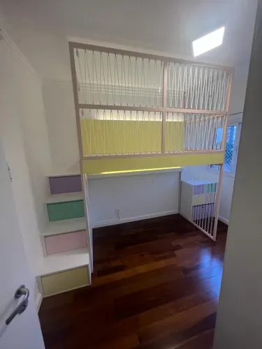 Cama Loft com Escada de Gavetas
