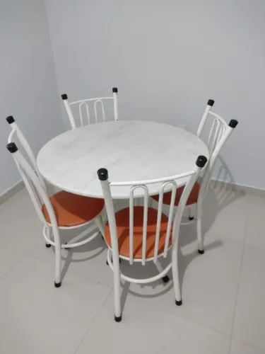 Mesa redonda tubular com 4 cadeiras usadas em bom estado.