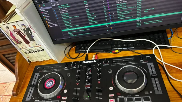 CONTROLADORA DJ NUMARK MIX TRACK PLATINUM