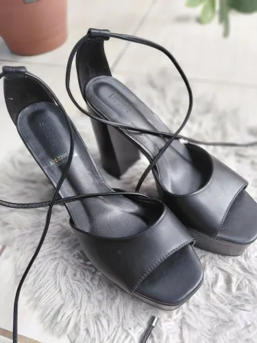 Salto alto preto feminino Satinato