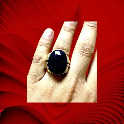 Anel de prata polida com pedra azul e com detalhes em ouro