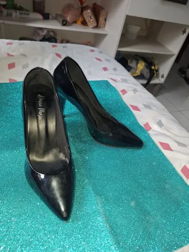 Sapatos de salto alto lindos