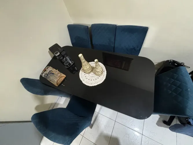 Mesa de luxo com 6 cadeiras camurça