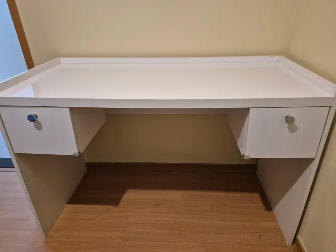 Mesa de Escritório com 2 Gavetas - R$ 250