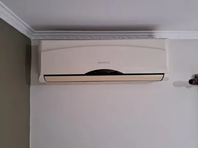 Ar condicionado KOMECO Modelo KOS12FC - G28 Com condensadora e controle 9000 BTU
